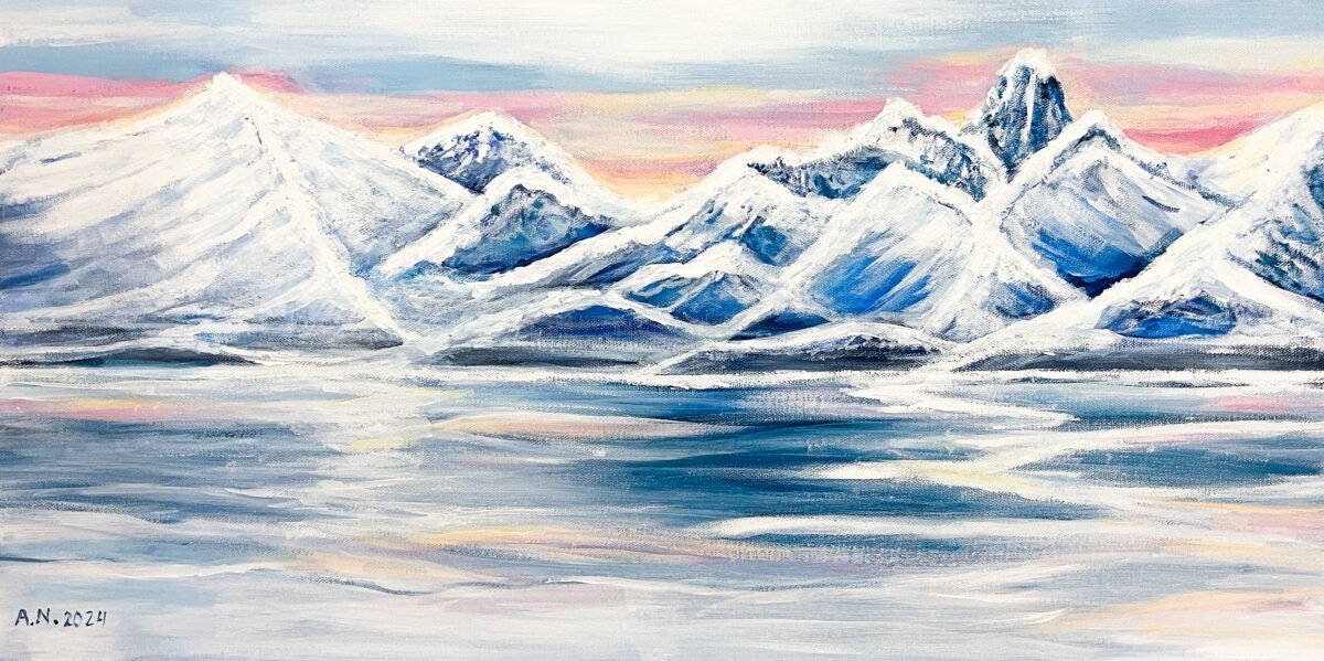 Drømmen om lysere dager. Maleriet viser snødekte fjeller med en lys himmel med rosa innslag. Fjorden ser man framfor fjellene.