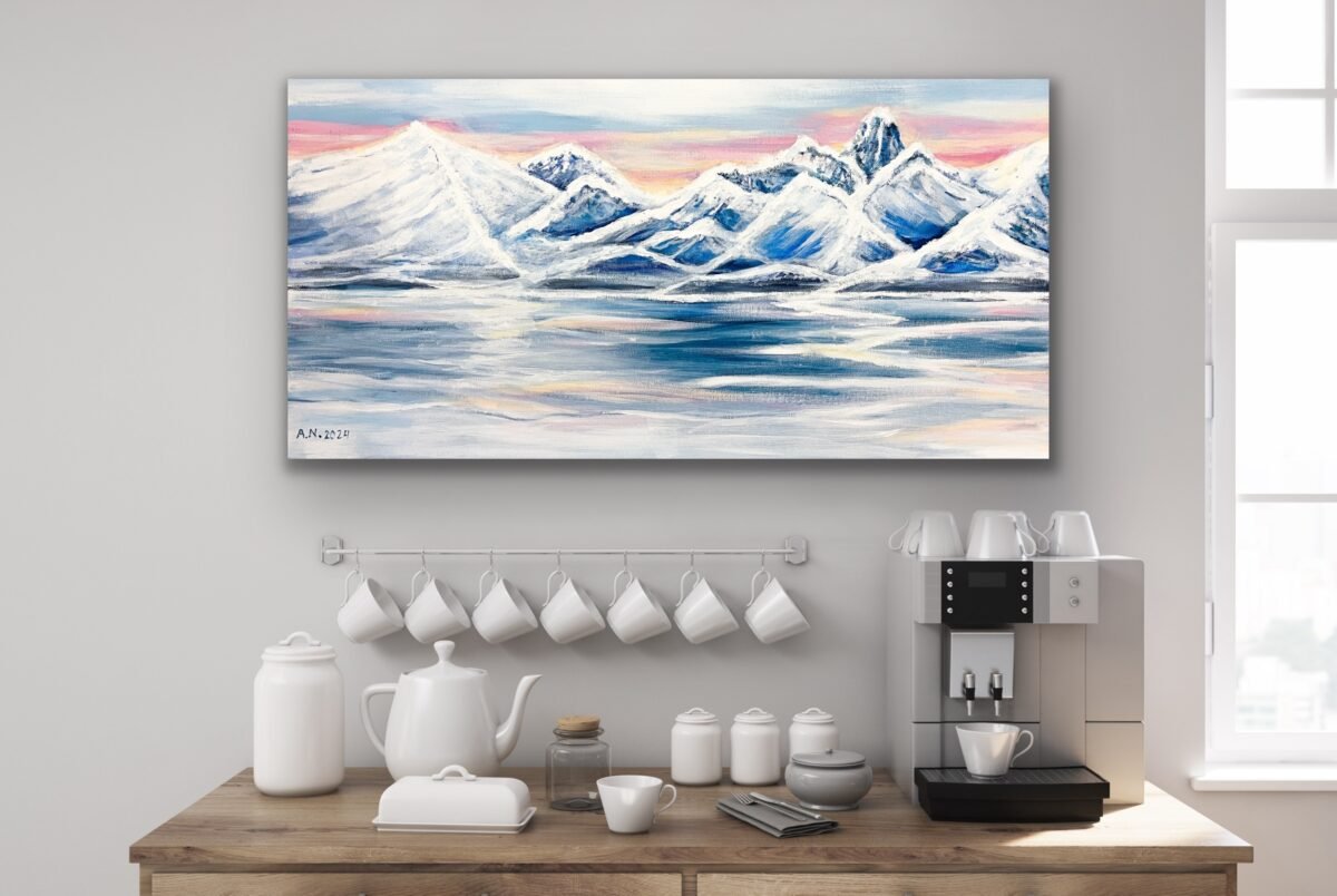 Drømmen om lysere dager. Maleriet viser snødekte fjeller med en lys himmel med rosa innslag. Fjorden ser man framfor fjellene.