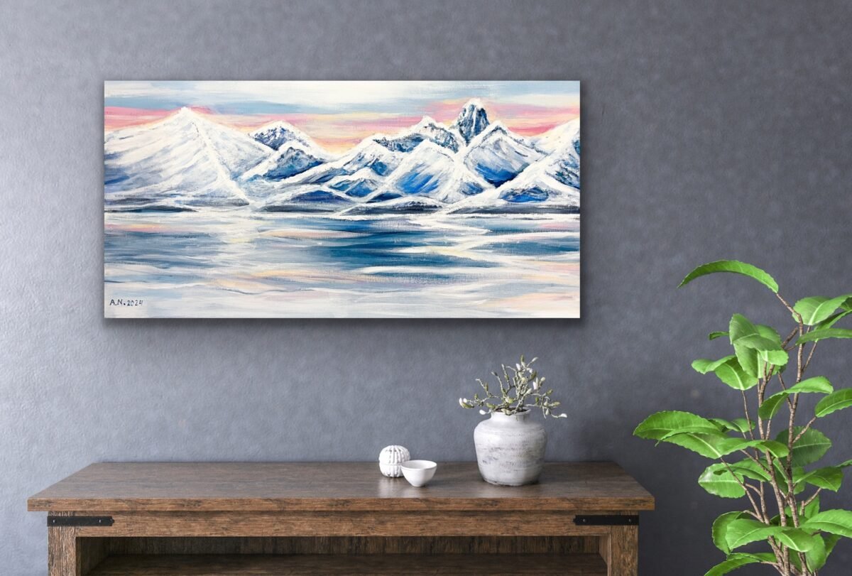 Drømmen om lysere dager. Maleriet viser snødekte fjeller med en lys himmel med rosa inslag. Fjorden ser man framfor fjellene
