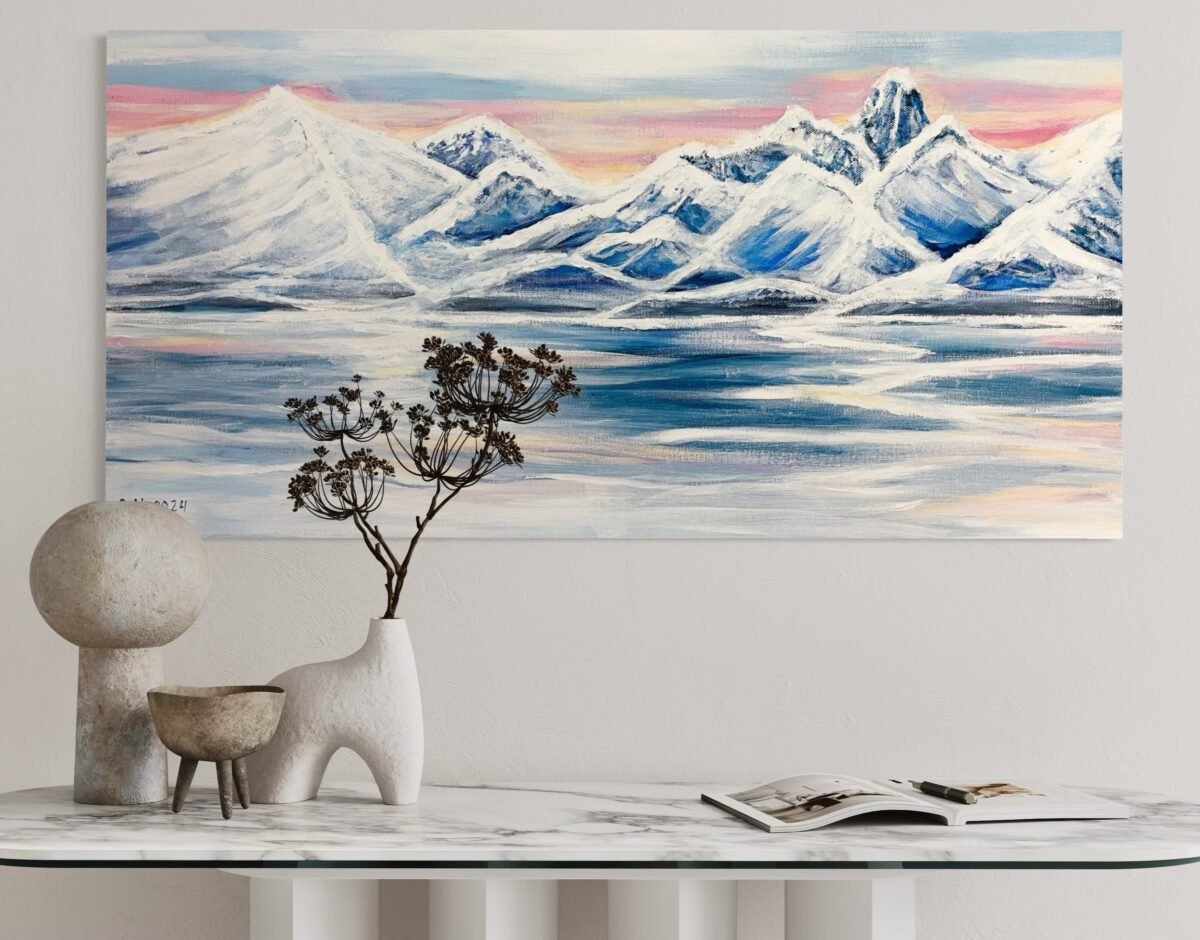 Drømmen om lysere dager. Maleriet viser snødekte fjeller med en lys himmel med rosa innslag. Fjorden ser man framfor fjellene